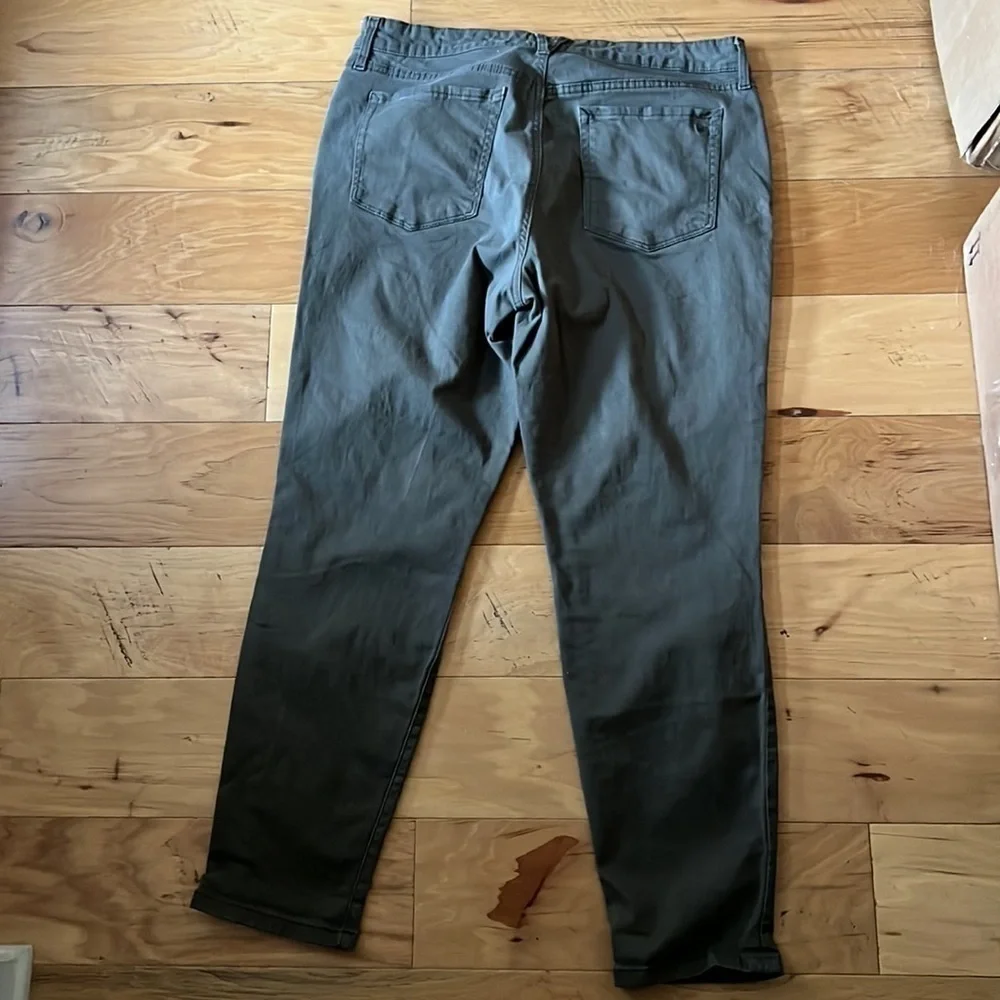Jessica Simpson olive / military green relaxed skinny crop five pocket jeans 12‎